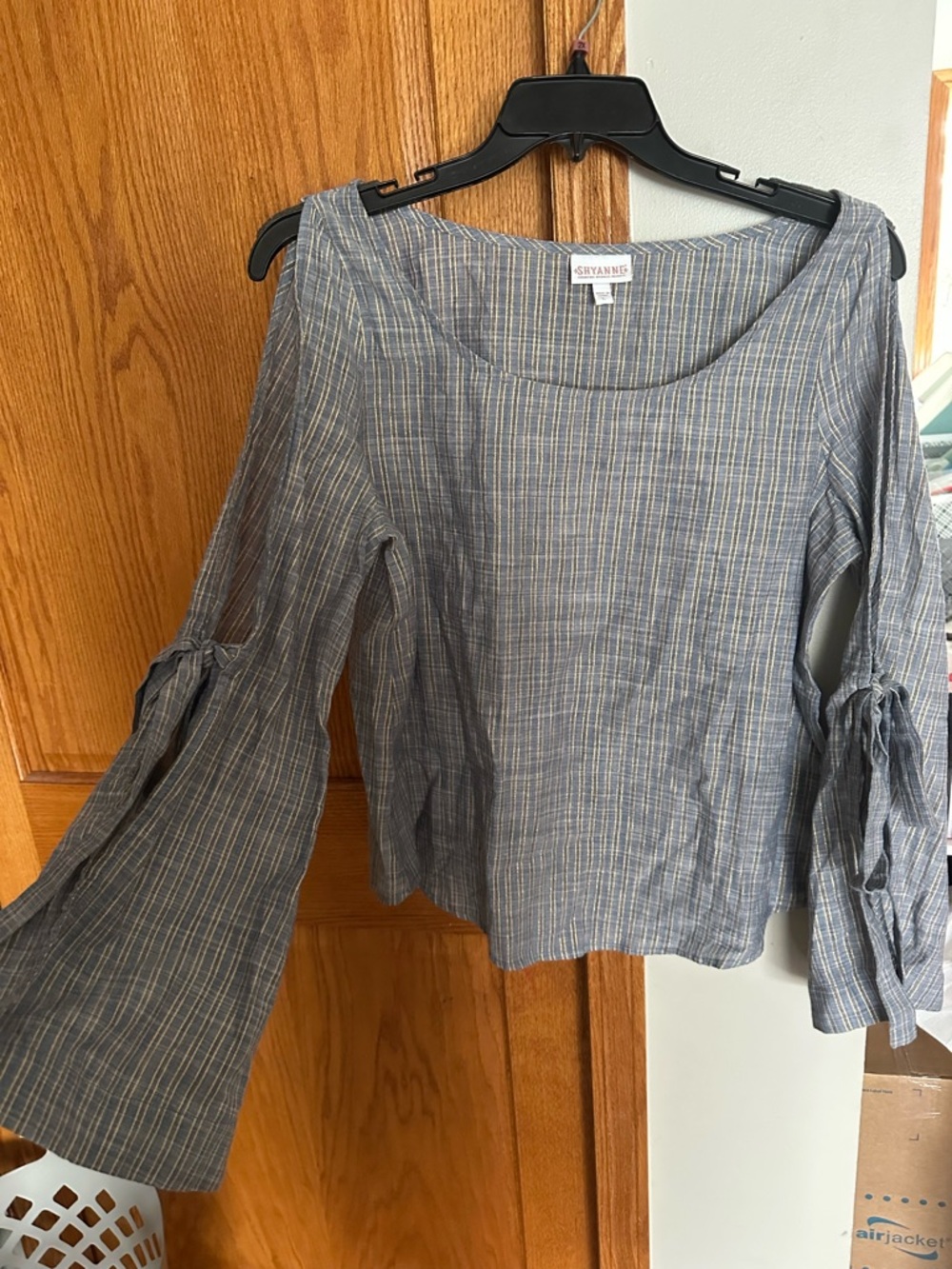 ✨like new!✨Shyanne Blue Striped Women's Blouse - Picture 3 of 7